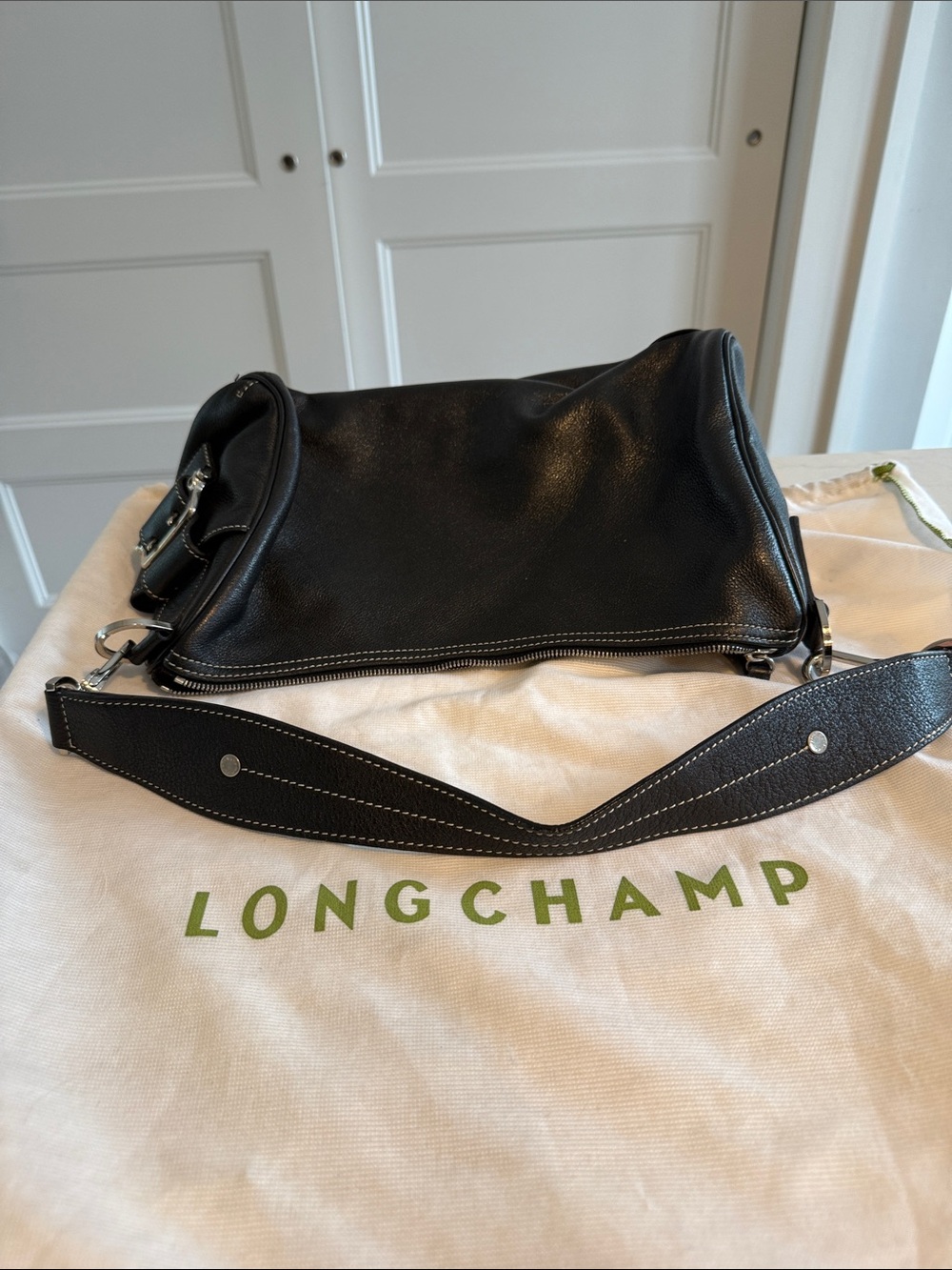 Longchamp Black Leather Shoulder Bag with Wide Contrast-stitched Strap - Picture 5 of 5